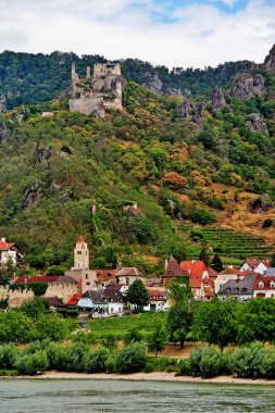 Durnstein, Avusturya'nın Aşağı Avusturya eyaletinde, Aşağı Avusturya,Wachau Vadisi'nde (Osterreich) Krems-Land bölgesinde Tuna nehri üzerinde küçük bir kasaba)