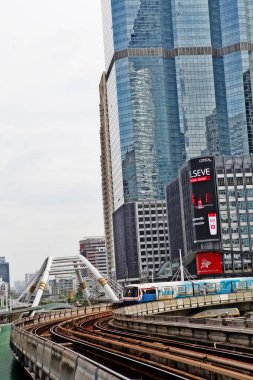 Bangkok, Tayland - 3 Aralık 2016 - Chong Nonsi paraşüt köprüsü ve Chong Nonsi istasyonundaki BTS hava treni