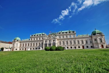 Bir Barok parkta iki Barok saray (Yukarı ve Aşağı Belvedere) oluşur tarihi yapı kompleksinin Yukarı Belvedere, Savoy Prensi Eugene için bir yazlık konut olarak inşa edilmiştir, Viyana, Avusturya