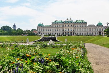 Bir Barok parkta iki Barok saray (Yukarı ve Aşağı Belvedere) oluşur tarihi yapı kompleksinin Yukarı Belvedere, Savoy Prensi Eugene için bir yazlık konut olarak inşa edilmiştir, Viyana, Avusturya