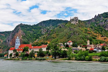 Durnstein, Avusturya'nın Aşağı Avusturya eyaletinde, Aşağı Avusturya,Wachau Vadisi'nde (Osterreich) Krems-Land bölgesinde Tuna nehri üzerinde küçük bir kasaba)