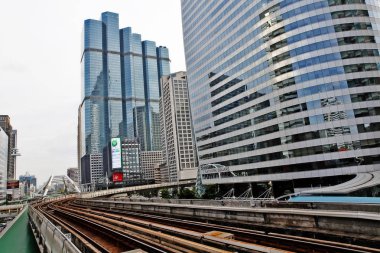 Bangkok, Tayland - 3 Aralık 2016 - Chong Nonsi paraşüt köprüsü ve Chong Nonsi istasyonundaki BTS tren yolu ile Bangkok şehri