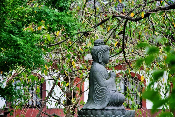 神奈川県鎌倉市の仏教寺院 長谷観音 と呼ばれる長谷寺の守護神 大尺天やサクラ デヴェ インドラの石像 — ストック写真