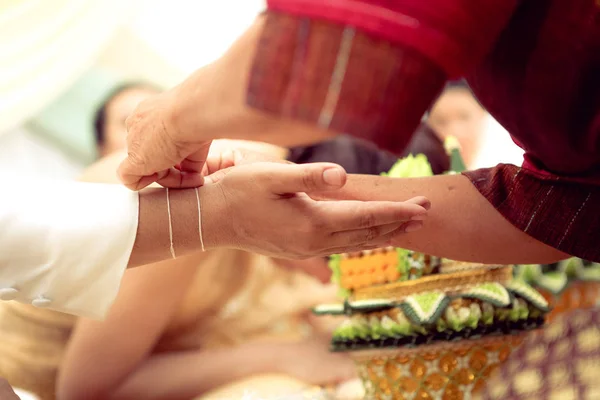 泰国Chonburi 2016年11月20日 人们在泰国文化订婚仪式上系上文化圣线 为新娘和新郎祝福 — 图库照片