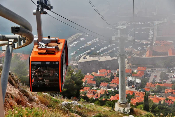 Teleférico Para Srd Hill Baixa Montanha Atrás Cidade Murada Dubrovnik — Fotografia de Stock