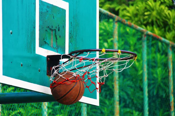 Basket Ball Jeté Dans Cerceau Marquer Dans Jeu — Photo