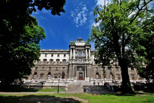 Burggarten 法院花园 的Neue Burg 一个前宫殿花园和一个愉快的公园 拥有许多雕像和一个优雅的棕榈屋 靠近霍夫堡 维也纳 维也纳 奥地利 — 图库照片