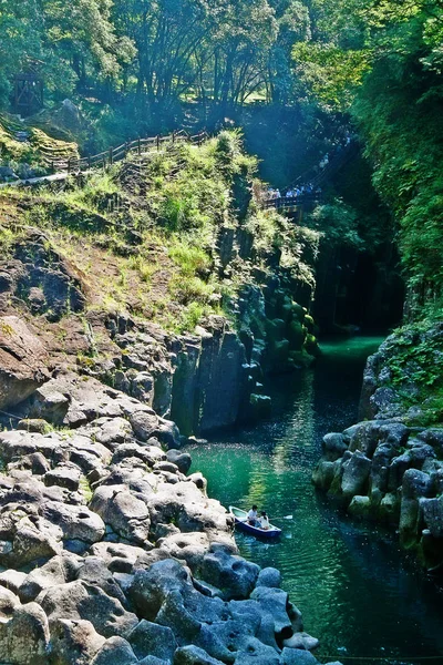 高千穂渓谷は 五ヶ瀬川の岩を切り裂き ほぼ薄い崖が並ぶ狭い岩石で ゆっくりと形成される火山玄武岩柱 高千穂 — ストック写真