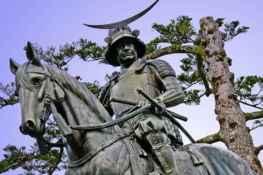 Aoba Dağı,Sendai, Miyagi Ili, Tohoku bölgesi, Japonya'daki Sendai kale parkında (veya Aoba kalesi) Masamune Tarihi Heykeli (Sengoku döneminde Tohoku bölgesinin efendisi)