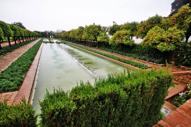 Alczar de los Reyes Cristianos (Hıristiyan hükümdarların kalesi) ya da Cordoba Alcazar, Moriscos (Moriscos) avlusundaki Alcazar merkezleri)