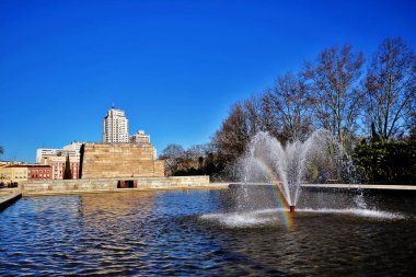 İspanya 'nın Madrid şehrinde sökülüp yeniden inşa edilen eski bir Mısır tapınağı olan Debod Tapınağı (Templo de Debod) Çeşmesi..