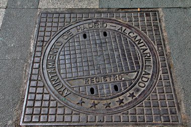 Madrid, İspanya - 15 Mart 2017 - Madrid 'in armalı rögar kapağı.