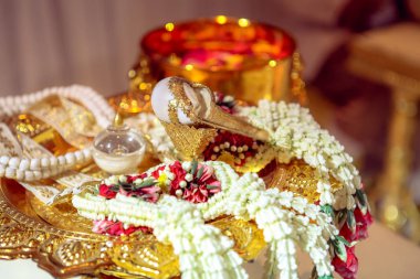 Tay kültürel nişan töreninde gelin ve damat için bereket su gemi seti