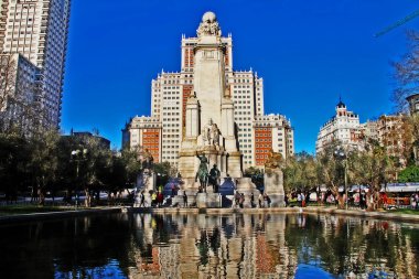 Madrid, İspanya - 16 Mart 2017 - Plaza de Espaa 'daki Miguel de Cervantes Saavedra Anıtı (İspanya Meydanı), arka planda ise Edificio Espaa (İspanya Binası)