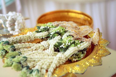 Tayland kültürel nişan töreninde gelin ve damat için Yasemin çelenk