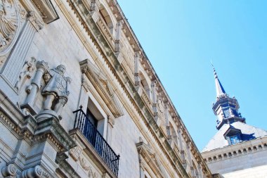 Toledo 'lu Alcazar (Alczar de Toledo, İspanya' nın Kastilya-La Mancha bölgesinin en yüksek kesiminde bulunan taş bir kaledir.