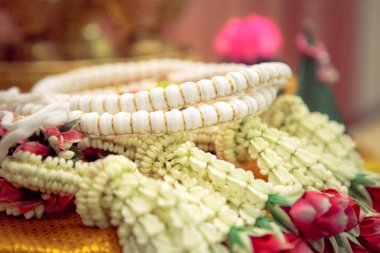 Konu çelenk ve Tayland kültürel nişan töreninde gelin ve damat için bereket su gemi seti, Tayland