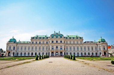 Bir Barok parkta iki Barok saray (Yukarı ve Aşağı Belvedere) oluşur tarihi yapı kompleksinin Yukarı Belvedere, Savoy Prensi Eugene için bir yazlık konut olarak inşa edilmiştir, Viyana, Avusturya