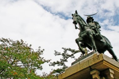 Aoba Dağı,Sendai, Miyagi Ili, Tohoku bölgesi, Japonya'daki Sendai kale parkında (veya Aoba kalesi) Masamune Tarihi Heykeli (Sengoku döneminde Tohoku bölgesinin efendisi)