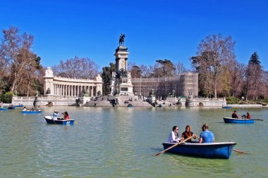 Madrid, İspanya - 16 Mart 2017 - Buen Retiro Parkı 'nın (Parque del Buen Retiro) merkezine yakın yapay göl 