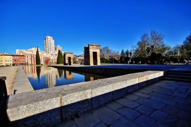 İspanya 'nın Madrid şehrinde sökülüp yeniden inşa edilen eski bir Mısır tapınağı olan Debod Tapınağı (Templo de Debod) Çeşmesi..