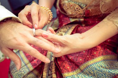 Samut Prakan, Tayland - 28 Eylül 2015 - Gelin damadın parmağına alyans takıyor