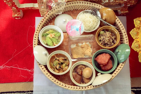 泰国琼武里 2016年11月20日 泰国文化订婚仪式佛教功绩僧侣的一套食物 — 图库照片