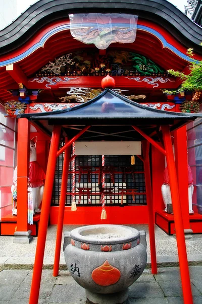 長野県中部地方松本の神林稲荷神社笠森稲荷神社の線香バーナーとホール — ストック写真