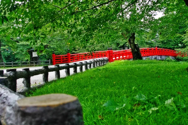 青森県弘前市弘前城公園内にある日本の赤い橋 — ストック写真