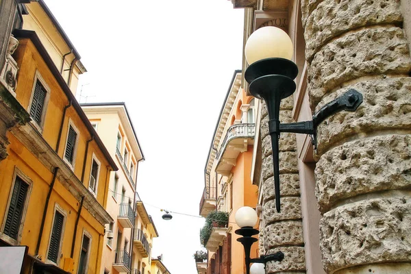 Straßenlaterne Mit Fenster Und Balkon Des Traditionellen Alten Hauses Verona — Stockfoto