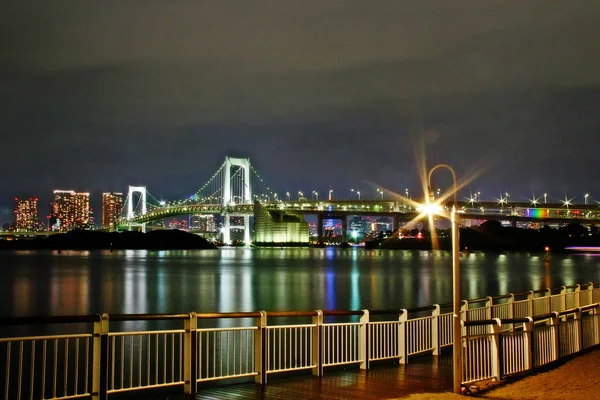 Rainbow Bridge Most Wiszący Przekraczający Północną Zatokę Tokijską Pomiędzy Molo — Zdjęcie stockowe