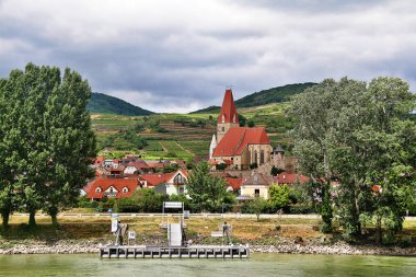 Der Wachau'daki Weissenkirchen kilisesi, Avusturya'nın Aşağı Avusturya eyaletinde krems-land bölgesinde bir kasaba, Wachau Vadisi, Avusturya (Osterreich)