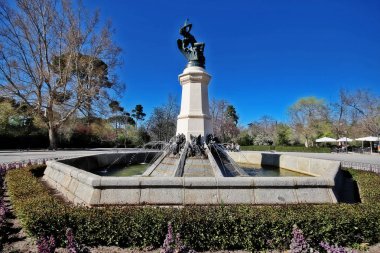 İspanya 'nın Madrid şehrinin en büyük parklarından biri olan Buen Retiro Parkı' nın (Parque del Buen Retiro) önemli bir parçası olan Fuente del ngel Cado (Fallen Angel veya Fallen Angel Anıtı)..