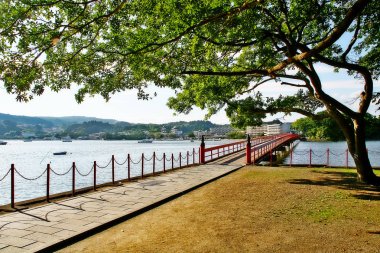 Körfez ve kırmızı köprü sahnesi (Fukuurabashi), Matsushima 'daki küçük adalardan biri olan Fukuurajima Adası' na (Matsushima-machi), Miyagi Bölgesi, Tohoku Bölgesi, Japonya