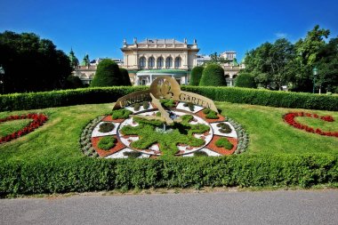 Kursalon (Kursalon Hubner), Johann Garben tarafından İtalyan Rönesansı tarzında tasarlanan ve 1865 ile 1867 yılları arasında inşa edilen Stadtpark'ta (City Park) bir müzik salonu, Viyana, Avusturya