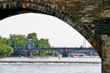 Vltava Nehri (veya Moldau Nehri) sahnesi ve Lejyonlar Köprüsü (En Fazla Lejyon), Charles Köprüsü (veya Karluv Most), Prag (Praha), Çek Cumhuriyeti (Ceska Republika), Bohemya