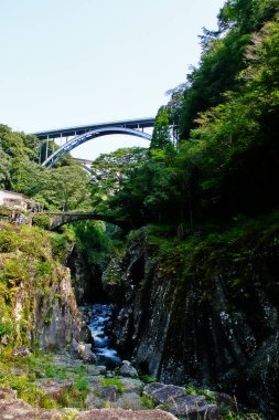 Takachiho Gorge, dar bir uçurum geçit astar neredeyse dik kayalıklar ile Gokase Nehri ile kaya kesiği yavaş volkanik bazalt sütunlar, Takachiho, Miyazaki, Kyushu, Japonya oluşturan oluşur