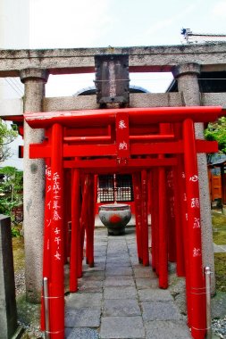 Kasamori Inari Jinja Tapınağı'nda tütsü brülörlü Torii kapıları, Matsumoto'da bir Jorinji Inari Tapınağı, Chubu bölgesi, Nagano Prefecture, Japonya