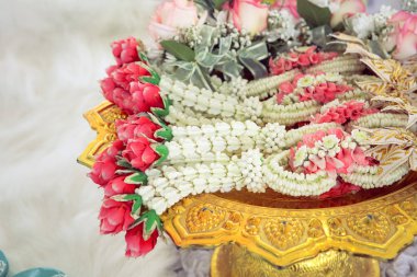 Tayland kültürel düğün töreninde gelin ve damat için Yasemin çelenk