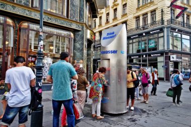 Viyana (Wien), Avusturya (Osterreich) - 28 Haziran 2017 - Graben caddesindeki içme suyu istasyonu
