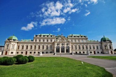 Bir Barok parkta iki Barok saray (Yukarı ve Aşağı Belvedere) oluşur tarihi yapı kompleksinin Yukarı Belvedere, Savoy Prensi Eugene için bir yazlık konut olarak inşa edilmiştir, Viyana, Avusturya