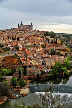 Tepede Toledo 'lu Alcazar (Alcazar de Toledo) ve Tagus Nehri' nin Mirador del Valle, UNESCO Dünya Mirası, Toledo, Kastilya-La Mancha, İspanya.
