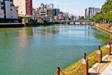 Fukuoka, Fukuoka Prefecture, Kyushu Region, Japonya - 20 Eylül 2009 - Naka nehri ile Fukuoka şehrinin görünümü