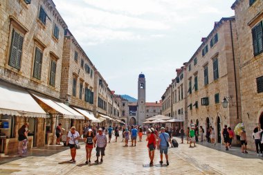 Dubrovnik, Hırvatistan - 26 Haziran 2017 - Stradun veya Placa (Stradone veya Corso), kireçtaşı döşeli yaya caddesi, Eski Kent ve ana alışveriş caddesi ve toplanma alanında yaklaşık 300 metre koşuyor