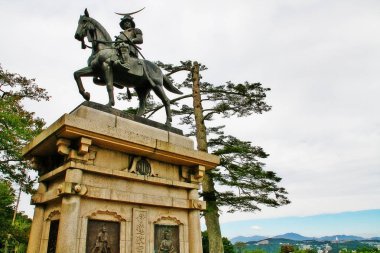 Aoba Dağı,Sendai, Miyagi Ili, Tohoku bölgesi, Japonya'daki Sendai kale parkında (veya Aoba kalesi) Masamune Tarihi Heykeli (Sengoku döneminde Tohoku bölgesinin efendisi)