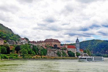 Durnstein Kilisesi Steeple, Krems-Land ilçesinde Tuna nehri üzerinde küçük bir kasaba, Aşağı Avusturya Avusturya Avusturya eyaletinde, kilise çan kulesi üzerinde mavi ve beyaz renkler cennet ve toprak, Wachau Vadisi temsil