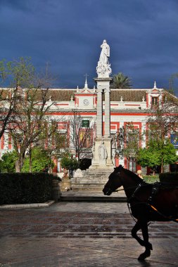 Lorenzo Coullaut Valera 'nın 1918' de yaptığı, Sevilla (Sevilla), Endülüs (Güney İspanya) Plaza del Triunfo 'daki belediye binasının önündeki 