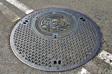 Takachiho (Takachiho-cho), Nishiusuki District, Miyazaki Prefecture, Kyushu region, Japonya - 18 Eylül 2009 - Takachiho sembolü ile rögar kapağı