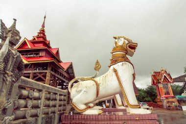 Buddha Khaya Stupa 'nın önündeki aslan heykeli Wat Wang Wi Weh Karam, Sangkhlaburi, Kanchanaburi, Tayland