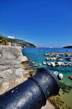 Dubrovnik'in doğu kesimindeki Eski Liman, iki kırılma suları, St. John kalesinin önündeki Porporela ve Hırvatistan'ın liman koyu boyunca dik giden Kae